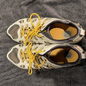 MERREL HIKING SHOES